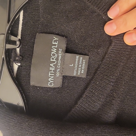 Cynthia Rowley Cashmere Sweater with detachable scarf - Picture 3 of 7